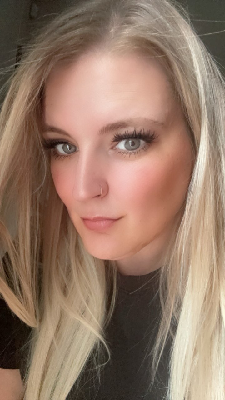 Cassandra , 37 of Calgary, Alberta,  dating