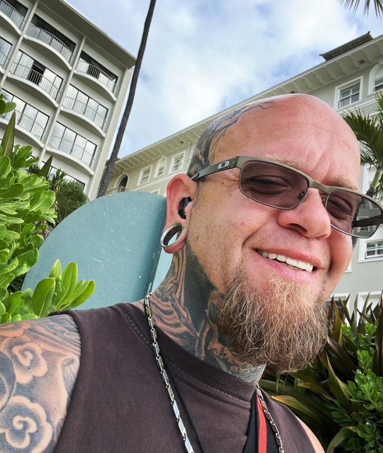 Shawn, 42 of Honolulu, Hawaii,  dating