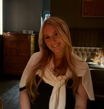 Julia, 21 of Long Beach, New York,  dating